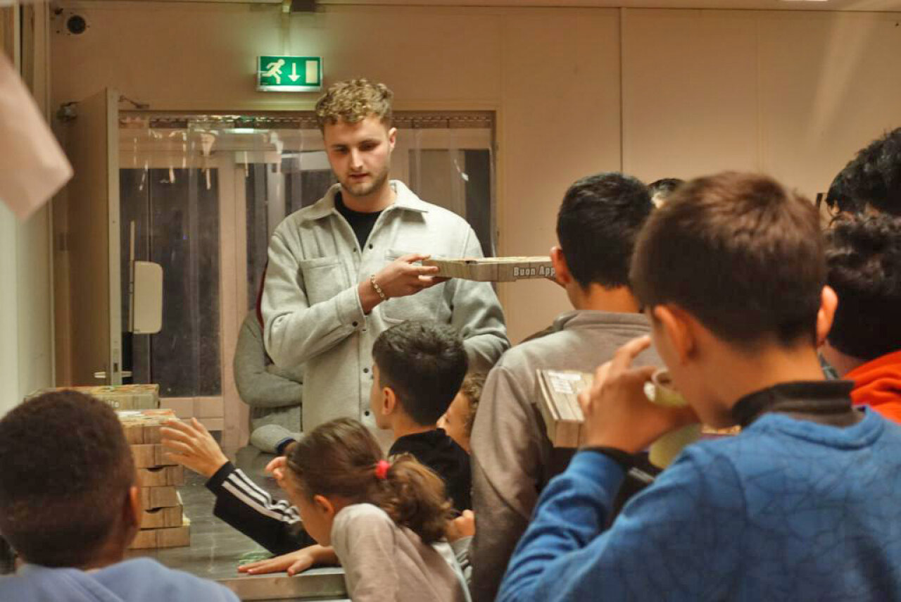 Gijs Wouda bij de noodopvanglocatie voor asielzoekers.